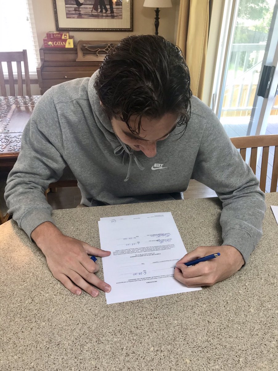 EricKinzner's tweet photo. Excited to say that I have officially signed my first professional contract my hometown club @tacdefiance. I canβt wait to represent the city I grew up in! #defiantlytacoma #253strong β«οΈ&π’ https://t.co/IatJSM2Cjm
