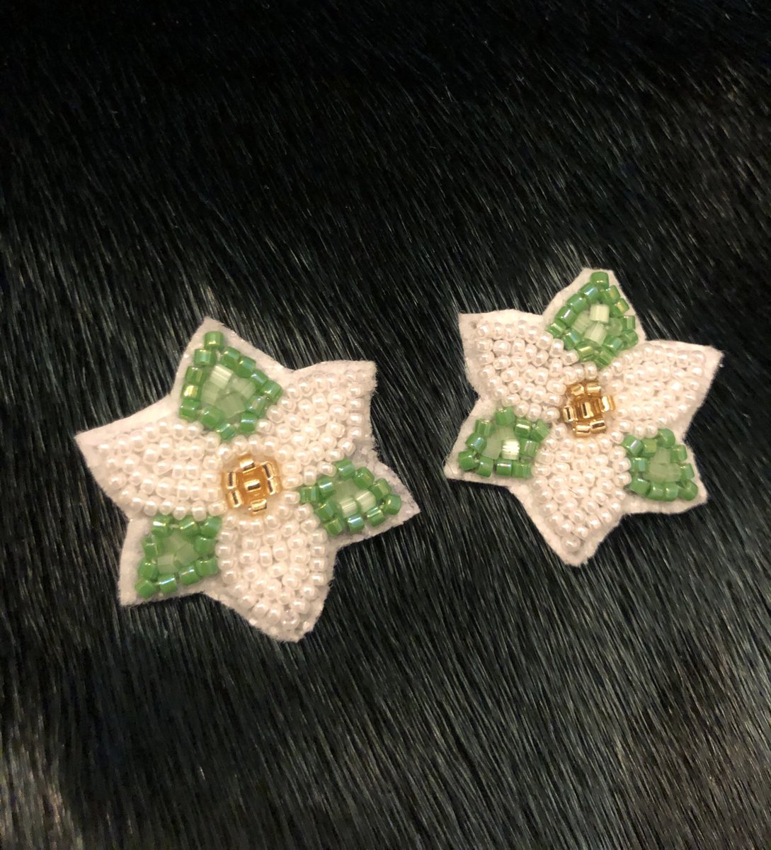 Doolz04's tweet photo. These trilliums, beaded sweetgrass feather, &amp; 5 more things need to be edged. Think I will return to some paperwork to prepare for edging lol #loveitsometimes #avoidmosttimes  They’ll look great though 😊 #beadinglawyer #nativebeadwork https://t.co/Umd67lz9Tj