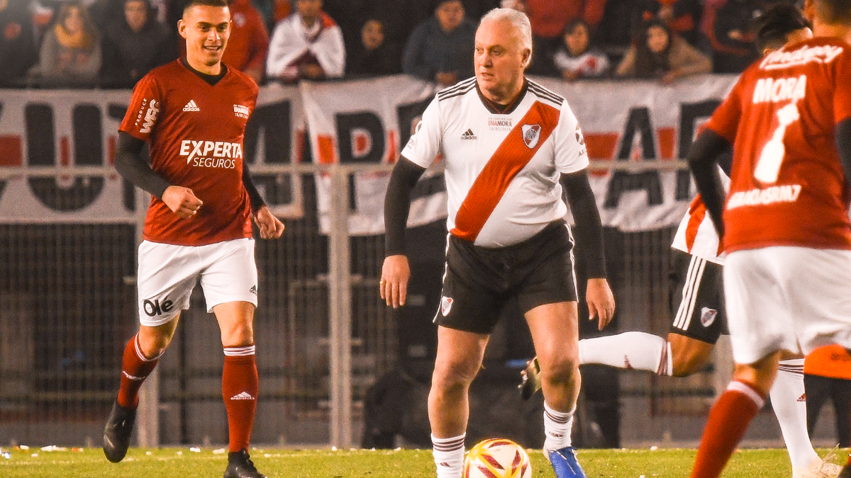 RiverPlate's tweet photo. Cuatro ídolos, una sola escuela 🇵🇱🇲🇨

🔙 2019 https://t.co/C8wh9V4TI0