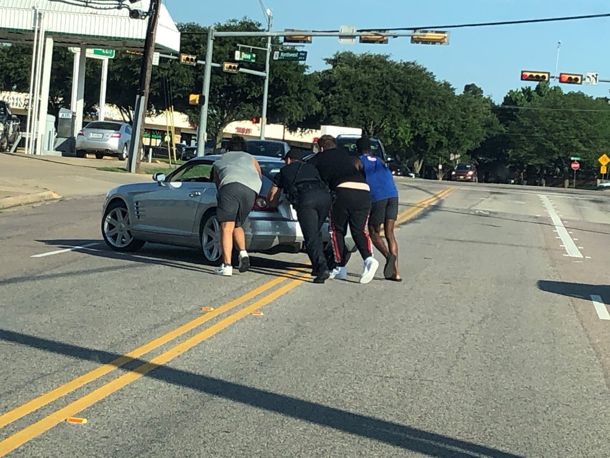 ClariceFox4's tweet photo. HERE'S TO YOU: A driver ran out of gas on Dove Rd. @GrapevinePolice Officer Jonathan Velez saw teens pushing the car he blocked traffic &amp; helped them push the car to a gas station The driver who sent me photos said it was beautiful to see teens of all races help the Officer https://t.co/5Oc4sQkQJI