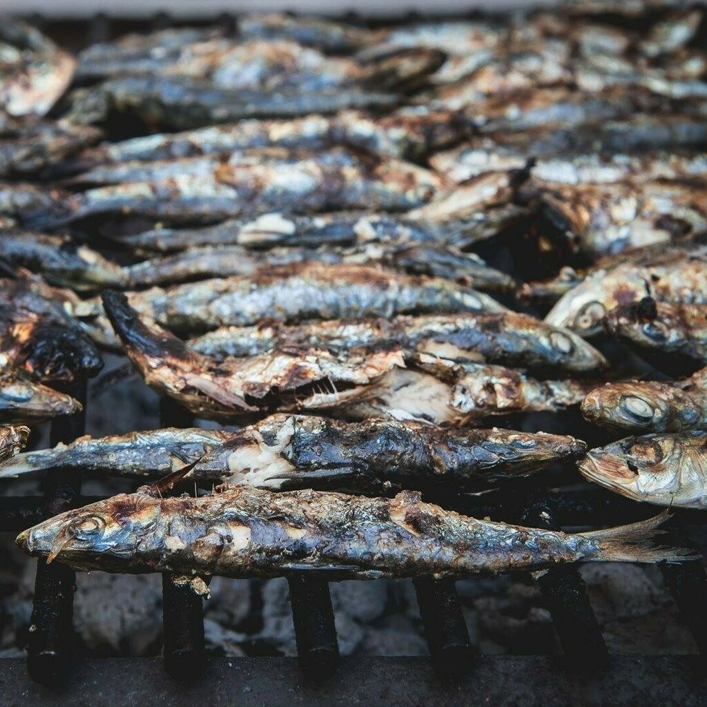 Hands up who loves grilled sardines.
Here is your list of NOT TO-DOs with sardine if you're bbq-ing them:

1. Don't remove their heads
>>> In all honestly, they should not be gutted either, but I always do.

2. Never wash sardines in tap water (or any freshwater) after gutti…