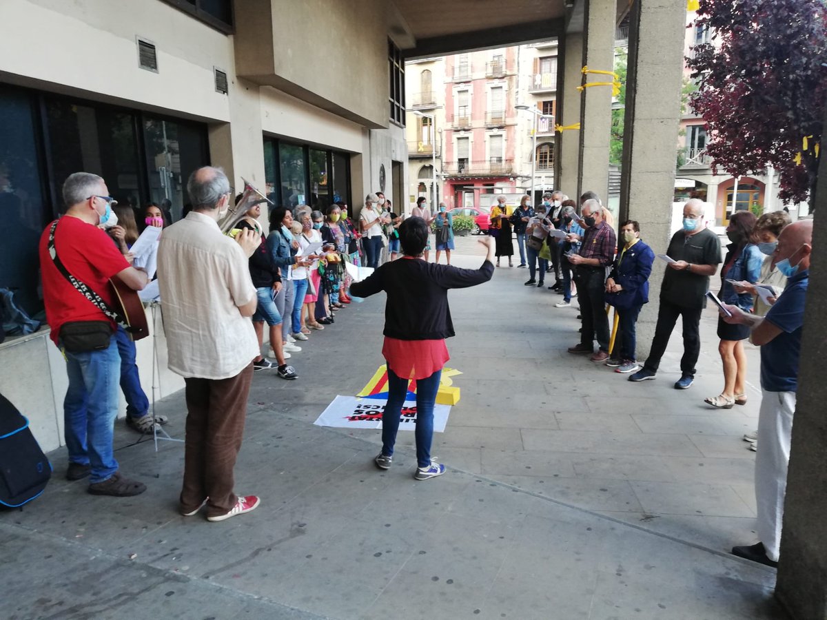 Un altre dilluns concentrats a #Vic per la llibertat de totes les represaliades, pels nostres drets i per la #independència. #LlibertatPresosPoliticsiExiliats