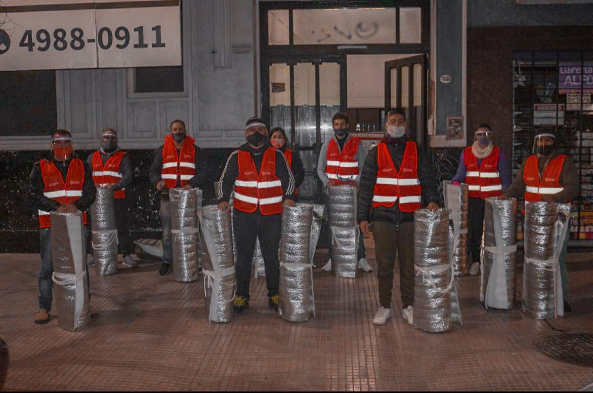 Más de 100 voluntarios de la Fundación Catedral de la Fe están recorriendo las frías calles de la Ciudad de Buenos Aires entregando bolsas de dormir térmicas para asistir a las personas en situación de calle.

¡Que el frío no te apague!
 bit.ly/VoluntariosCDLF |