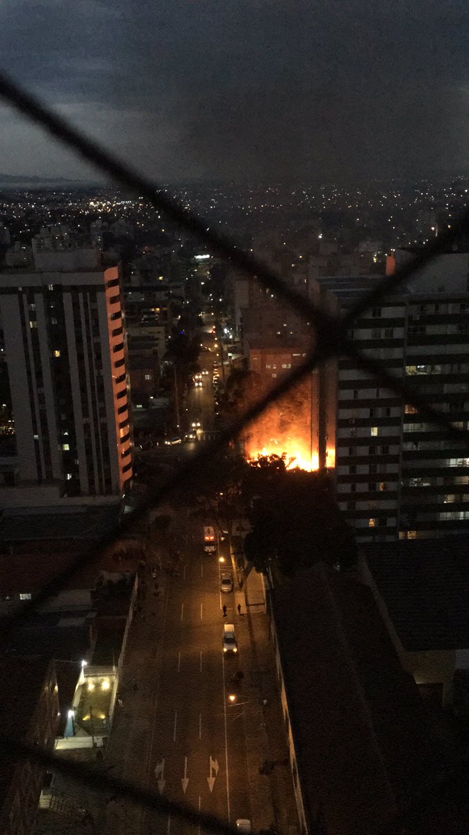 lupiske's tweet photo. @BandNewsFMCtba Incêndio no Água Verde https://t.co/7YepwUp0A8