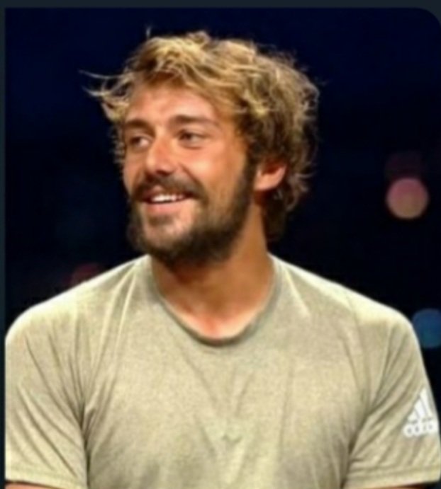 Normalde insanlar survivor da gün geçtikçe çirkinleşir bu adam daha da yakışıklı olmuş 
Öncesi              sonrası