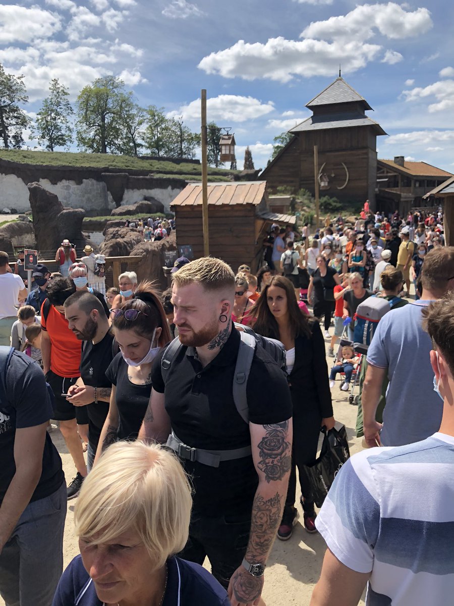 FredCornelis's tweet photo. @Nieuwsblad_be Enkele individuen? Zo zag het park eruit op 12/7. Als pairi daiza ervoor kiest om zoveel volk binnen te laten, moeten ze ook eerlijk zijn over de maximumbcapaciteit en het aantal tickets die verkocht werden. https://t.co/Z25kG3pkf7