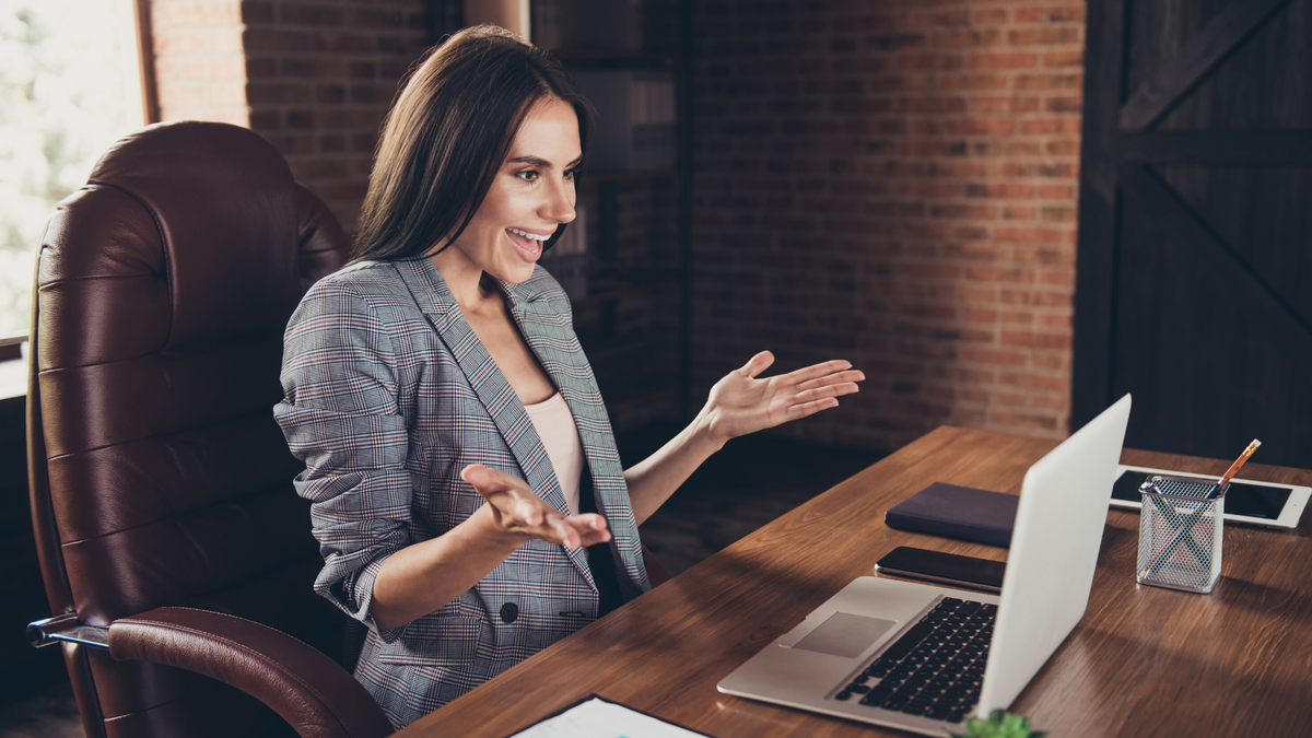 LeaPica's tweet photo. 10 Secret Zoom Tips for Masterful Online Presenting + FREE CHEAT SHEET https://t.co/BM1XmUFtKo #zoomfails #remotework #onlinepresenting #measure #analytics https://t.co/1fDTW18NjG