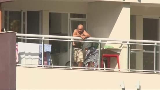 Flaviamaynarte's tweet photo. De um lado, o bandido miliciano Queiroz em prisão domiciliar. Do outro, uma mãe amamentando o filho de dentro da cela. Essa é a Justiça brasileira!

Quem tem padrinho, não morre pagão. https://t.co/TvwIvGXRMQ
