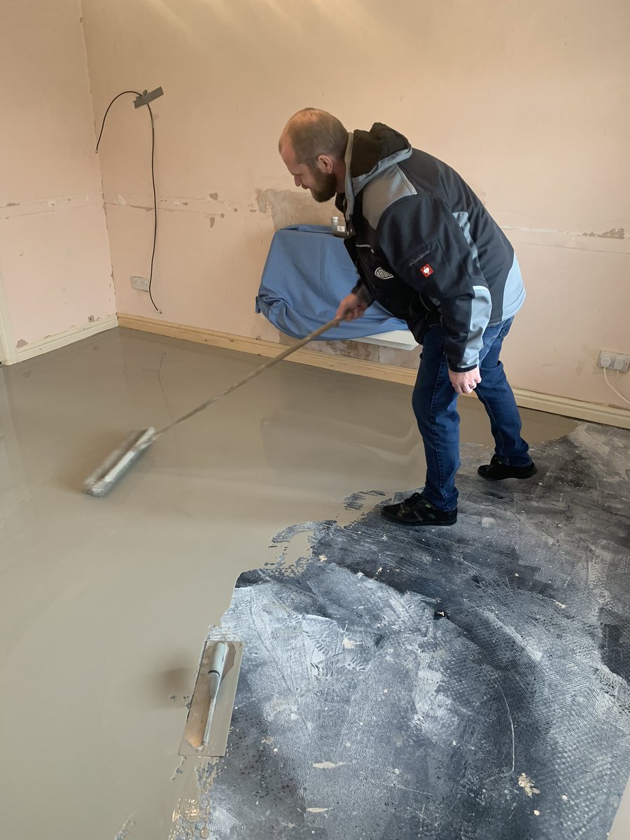eclipseflooring's tweet photo. @ARDEXUKFlooring screed day.  At eclipse we love the flow of CL. Even had @philywilko pop in to help #teameclipse #letitflow #buybritish https://t.co/xB6uZqLWnS