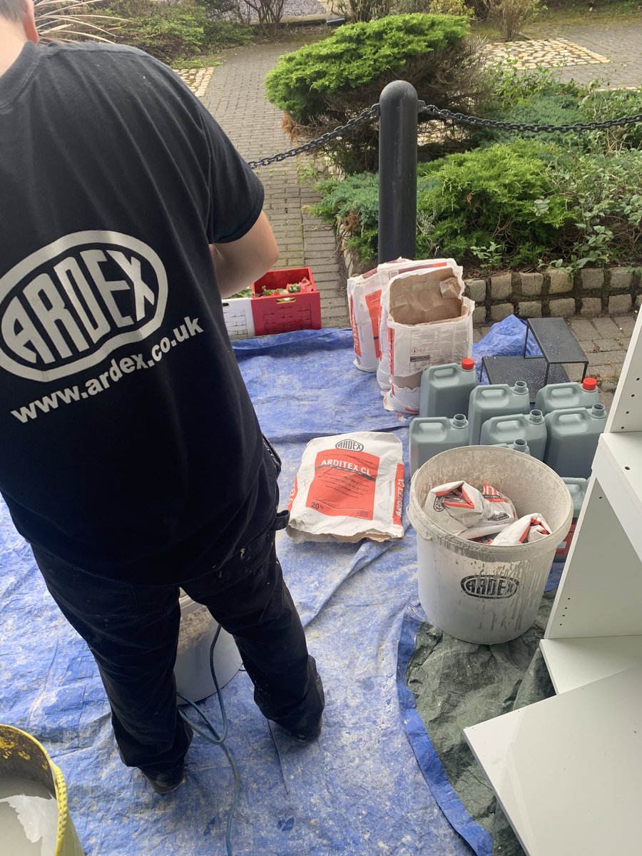 eclipseflooring's tweet photo. @ARDEXUKFlooring screed day.  At eclipse we love the flow of CL. Even had @philywilko pop in to help #teameclipse #letitflow #buybritish https://t.co/xB6uZqLWnS