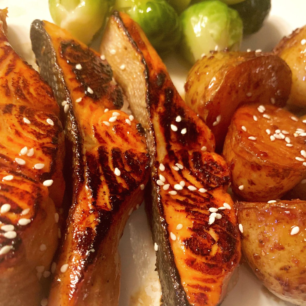 Quick seared bulgogi salmon strips with Korean soy glazed potatoes!
#Dinner #Fish #Keto #Blogger #LowCarb #FoodPorn #Foodie #Healthy #GlutenFree #Brunch #Recipes