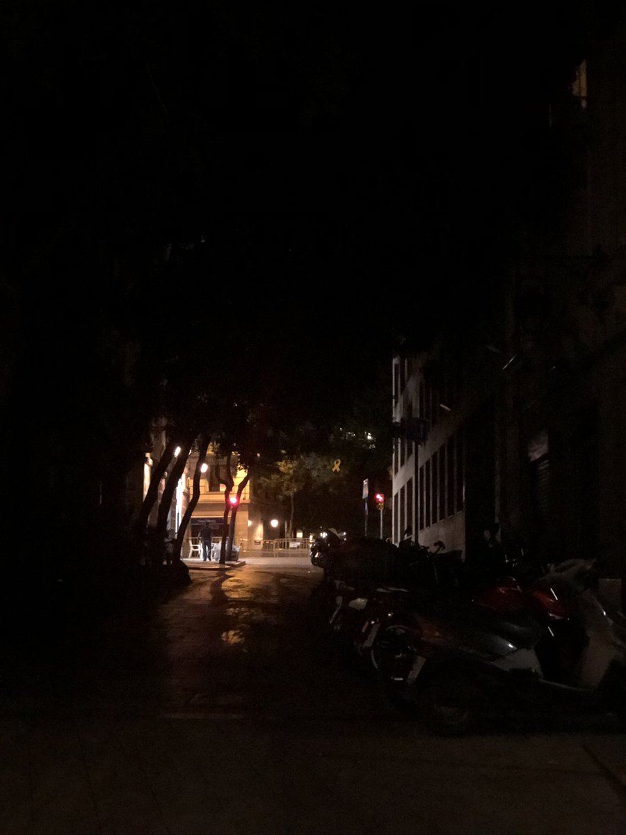tsunamiveinal's tweet photo. Avui, alguns membres de la plataforma @tsunamiveinal hem anat a passejar pel #Born. @bcn_ajuntament haurieu de saber que els #fanals no estàn encesos i la sensació d”#inseguretat s’agreuja (sense parlar dels grups sense #mascareta...) https://t.co/YZFF10iSYf