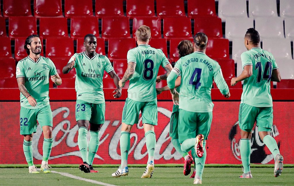 GradaFansRMCF's tweet photo. 1-⚽⚽ ¡¡VAMOOOOOOOOS!! Sufriiiiida victoria y un poquito más cerca de lograr nuestro objetivo. ¡SEEEEEEEEEGUIMOS EQUIPO! #FansRMCF #RMLiga  #HalaMadridYNadaMas https://t.co/hLRNBzZLzV