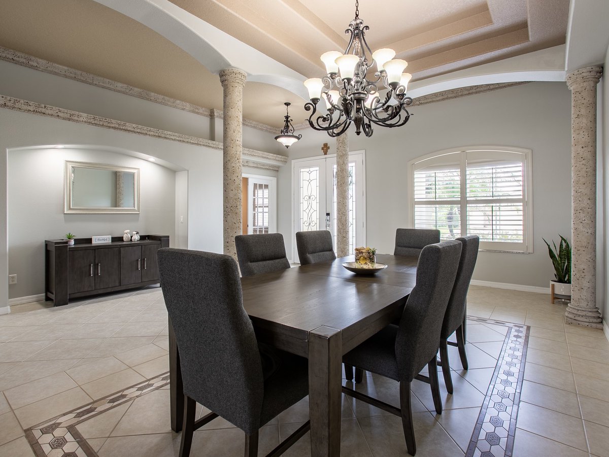 Dining area. 📸#realestatephotographyflorida #realestatephotography #realestatephotographer #fourcornersfl #centralfloridaphotographer #listingphotos #davenportfl #davenportflorida #listingphotography #realestatephotos #diningroomdecor #diningroom #diningarea #orlandophotography