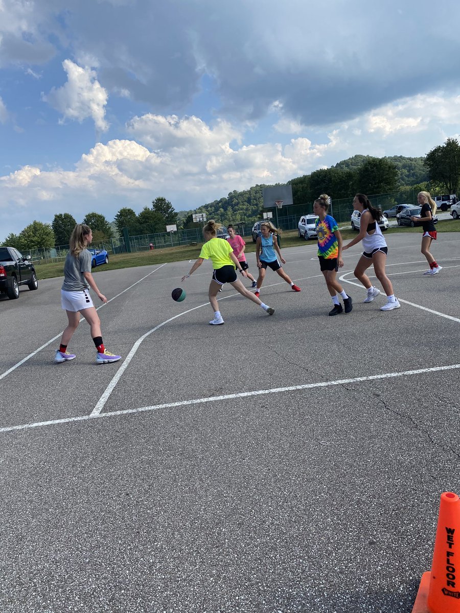 CMKnightsWBB's tweet photo. Lady Knights hitting concrete for our 3 Weeks. If your interested in playing next year. Lets us know. ⚔️🛡 https://t.co/IiW1LW89An