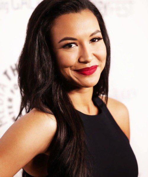 GossipRoomOff's tweet photo. Naya Rivera et son fils Josey, 4 ans, se baignaient dans le Lac Piru en Californie alors que le courant était agité. Face à cela, la jeune maman a réussi à trouver la force de mettre son fils sur le bateau mais n’a pas pu remonter, a avancé la police. 😔🥀 https://t.co/srfLEesx3P