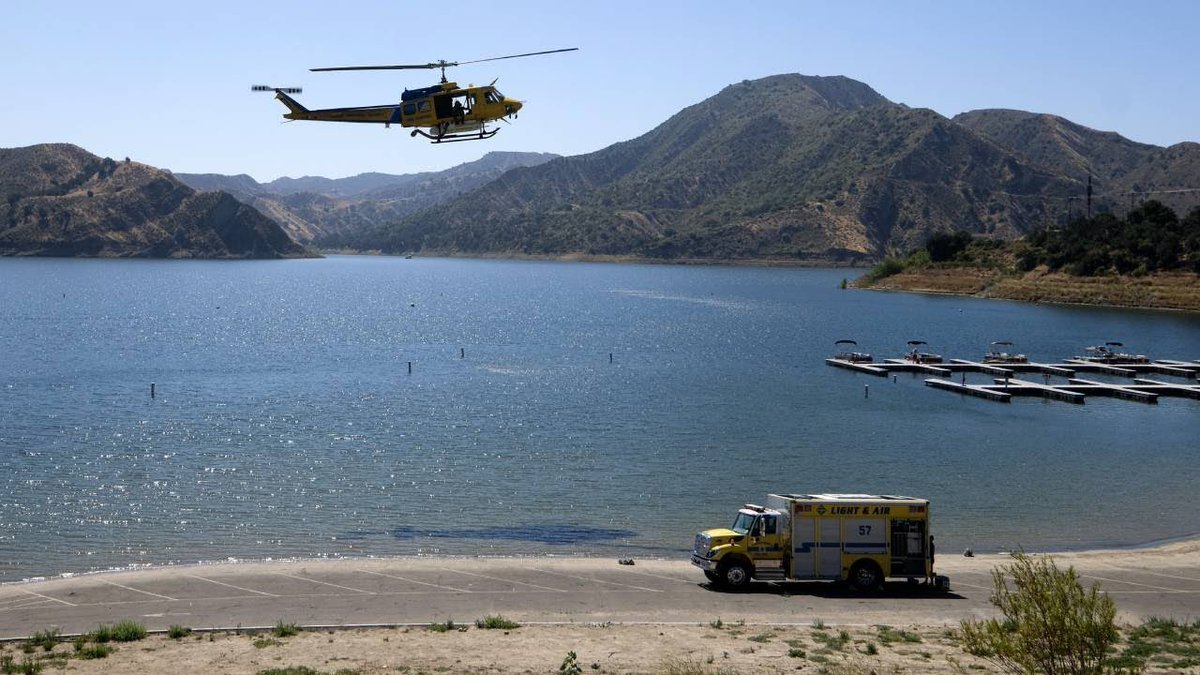 GossipRoomOff's tweet photo. Naya Rivera et son fils Josey, 4 ans, se baignaient dans le Lac Piru en Californie alors que le courant était agité. Face à cela, la jeune maman a réussi à trouver la force de mettre son fils sur le bateau mais n’a pas pu remonter, a avancé la police. 😔🥀 https://t.co/srfLEesx3P