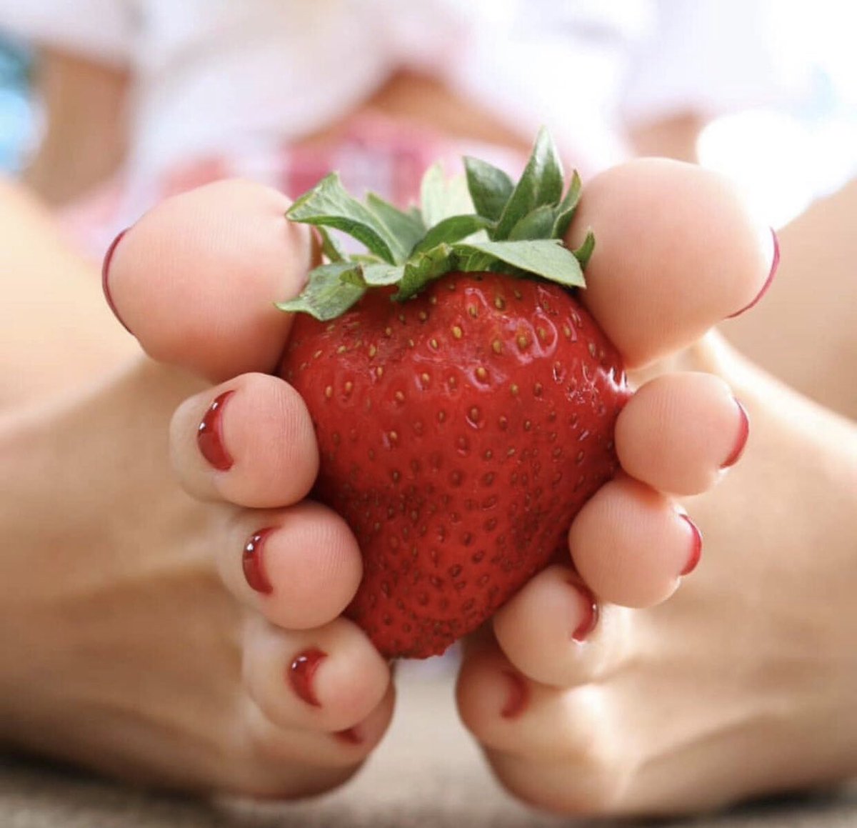 Feettiches's tweet photo. 🍓🍓
#feetpicsforsale https://t.co/HNg4QWCQxf