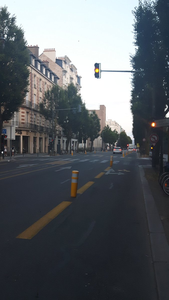 C'est beau une piste cyclable à la tombée du jour à #Rennes.
Profitez du nouvel aménagement avenue Janvier #OnleDitOnleFait #velo 🚲