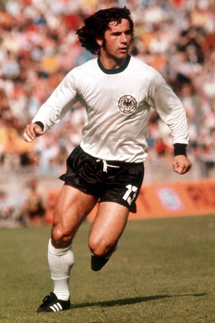 Gerd was a fairly short man and wasn& #39;t very fast. 2 traits that were synonymous with top players back then. However his acceleration over short distances was deadly. His burst of pace was unmatched and he would beat opponents to the ball 9 times out of 10.