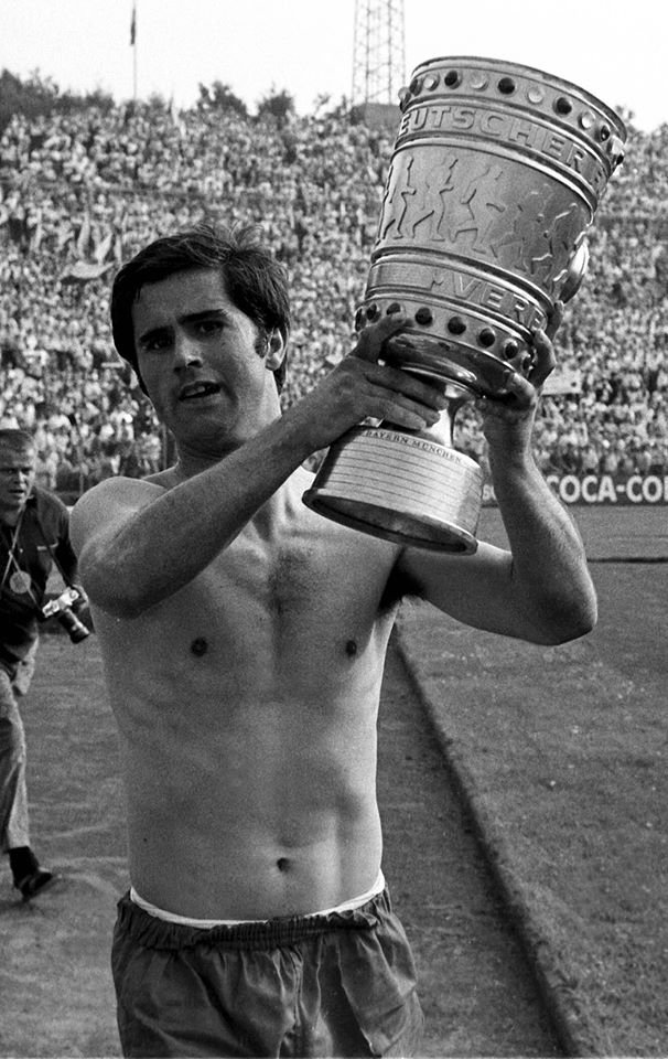 During the 1965-66 season, Gerd was an important contributor for the Bavarians scoring 15 goals in 33 Bundesliga games. He also won his first major honour that season as a very talented Bayern team boasting the likes of Beckenbauer, Müller, Maier and Brenninger won the DFB Pokal.