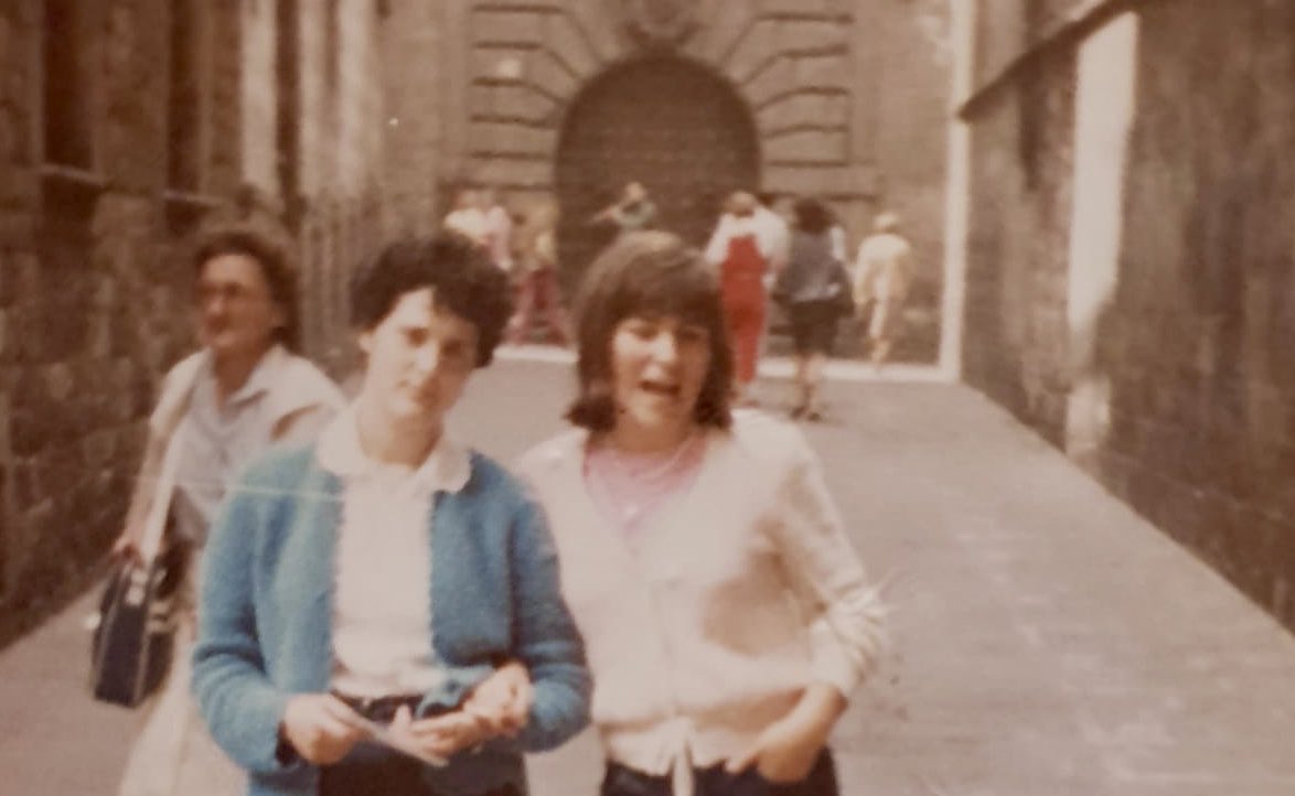 holaaaaa!! en esta foto sale mi madre con su mejor amiga en una excursión a Barcelona en 8º. Mi madre se llama Sonia y su amiga Mónica.
Le encantaría volver a verla casi 40 años después, y no sabe cómo. Las dos estudiaban en Vigo

así que bueno, twitter haz tu magia ✨✨✨✨✨✨