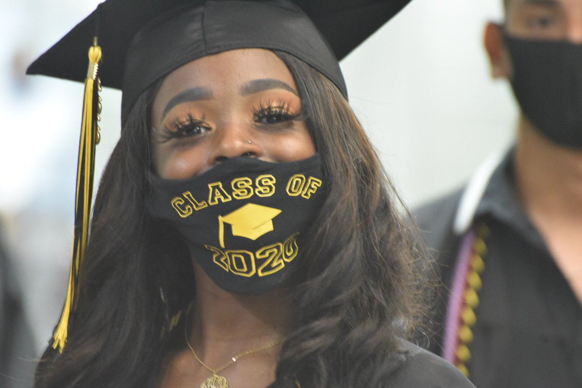 Go <a href="/BonnabelHigh/">BONNABEL HIGH 🐻🖤💛</a>!!! Congratulations seniors! 

#JPSchools #WeLove #WeLearn #WeLead #LaEd