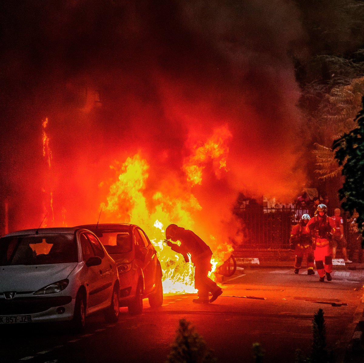 Lundi 13 juillet 2020. #Incendie de voiture à #Malakoff suite à des jets de pétard. Les #pompiersdeParis arrivés rapidement sur les lieux ont éteint l’incendie avant qu’il ne se propage. #feu #aucoeurdelaction