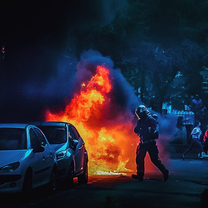 Lundi 13 juillet 2020. #Incendie de voiture à #Malakoff suite à des jets de pétard. Les #pompiersdeParis arrivés rapidement sur les lieux ont éteint l’incendie avant qu’il ne se propage. #feu #aucoeurdelaction