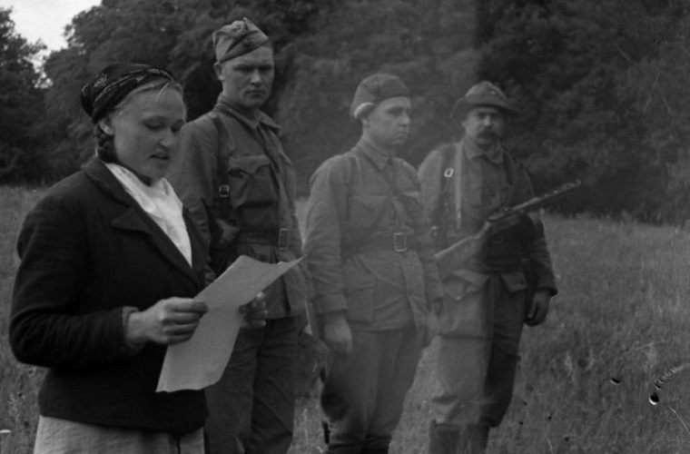 партизанское движение рельсовая война. партизаны крыма 1941. партизаны в крыму 1943. партизанское движение 1943. партизанская рельсовая война.