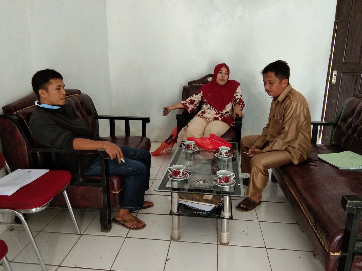 AndiIlhamBahri1's tweet photo. Koordinasi dengan pemerintah Desa dan kader KPM,  pemberian Makanan Tambahan bagi balita stunting.. 
#PendampingDesBulupoddo
#TPPIsinjai
#TPPIsulsel
@jokowi 
@halimiskandarnu 
@taufikmadjid71 
@anwsanusi 
@fachrilabalado https://t.co/3kOTsmkr6q