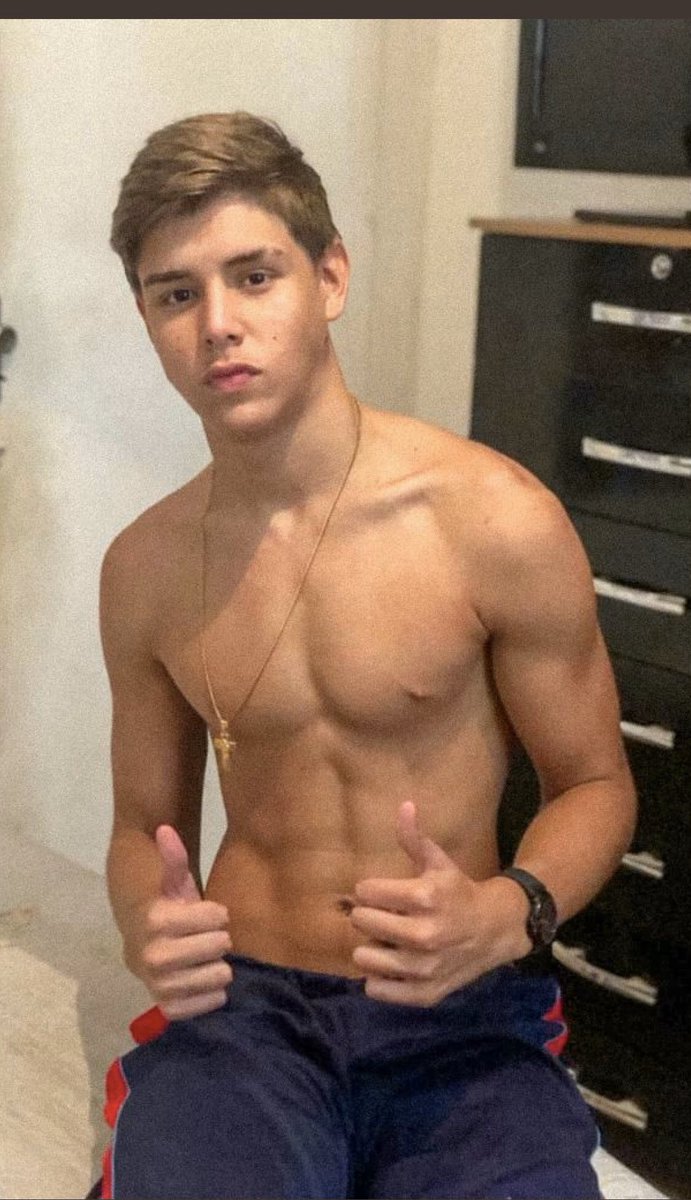 brenroad8's tweet photo. No sé ustedes, pero este #morrito #hétero #guapo me provoca muchas cosas impuras 🤤 está #buenote no hay mucho #bulto pero así me lo ando dando. https://t.co/2cuf8B3EYY
