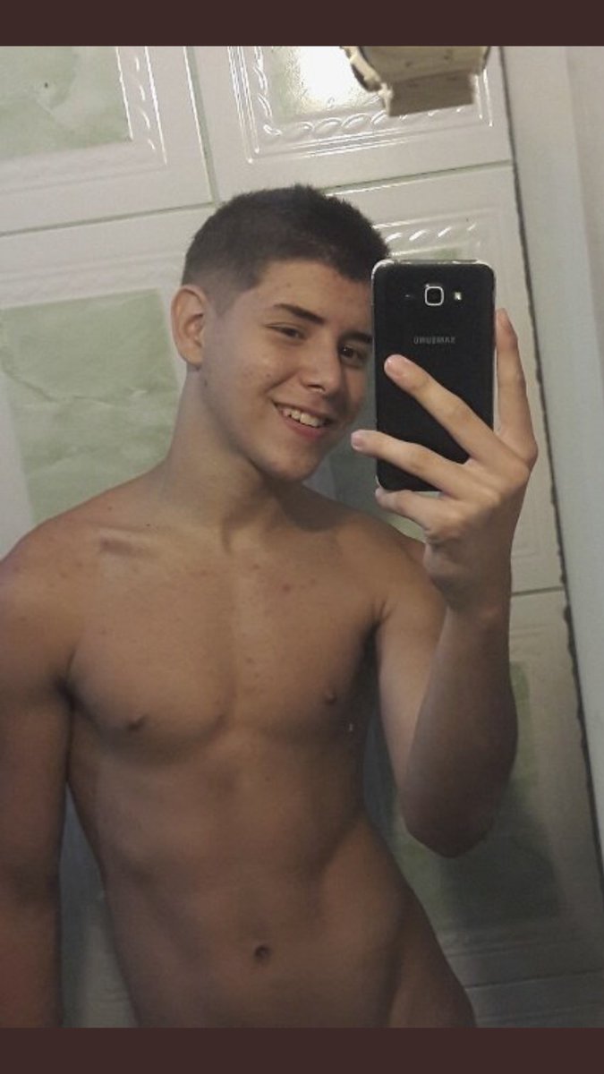 brenroad8's tweet photo. No sé ustedes, pero este #morrito #hétero #guapo me provoca muchas cosas impuras 🤤 está #buenote no hay mucho #bulto pero así me lo ando dando. https://t.co/2cuf8B3EYY