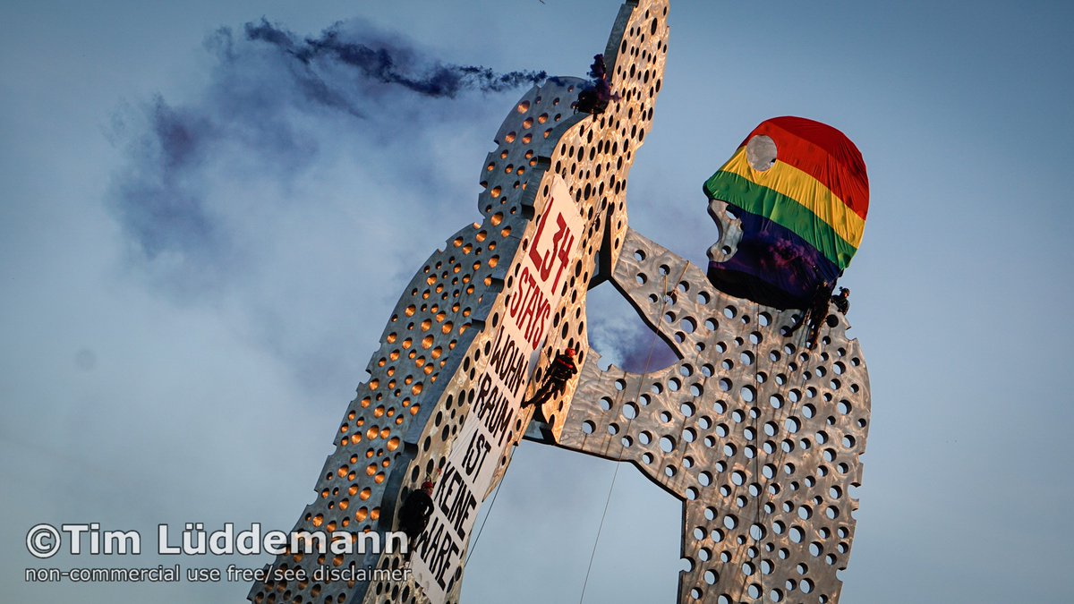 Ein paar Leute haben dem 30m hohen #Moleculeman in #Berlin eine bunte Maske und eine Hose angezogen, zusammen mit dem Spruch '#L34 stays - Wohnraum ist keine Ware'. Das Wohnprojekt #Liebig34 ist wie viele andere Projekte in #Berlin akut räumungsbedroht.
#Mietenwahnsinn #rigaer