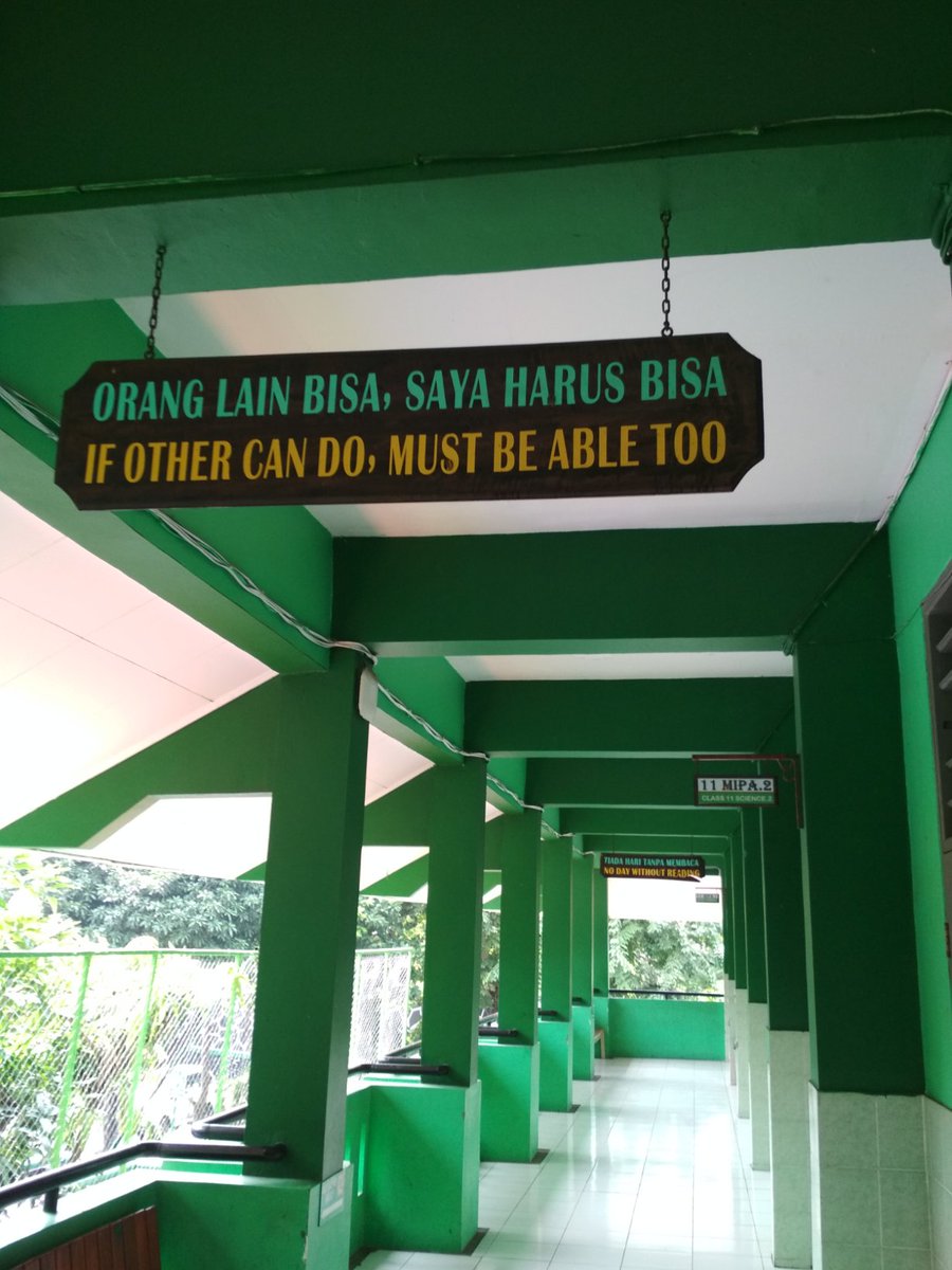 Semoga yang nulis bukan guru bahasa inggris_003 
😂😂😂
#papan
#tulisan 
#sekolah
#sma
#keminggris