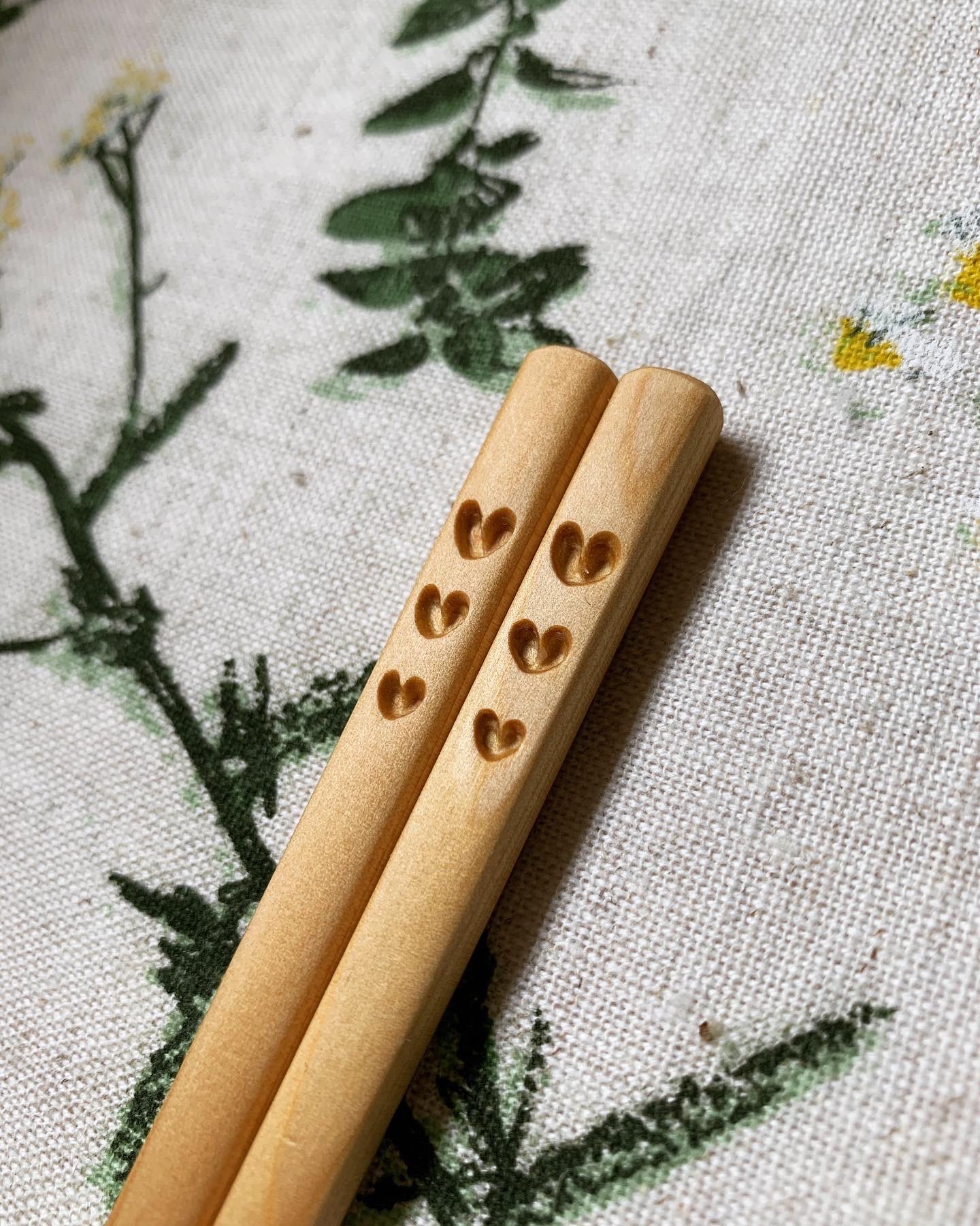 Pieni Kasvi ピエニ カスヴィ 3つのハート箸 くり抜きしたような3つのハートが可愛いデザインのお箸です 女性に人気のこのお箸は プレゼントに大変喜ばれます サイズは21cm 1800円 税 3つのハート箸はオンラインショップからご購入いただけます Pieni Kasvi ピエニ カスヴィ 3つのハート箸 くり抜きしたような3つのハートが可愛いデザインのお箸です 女性に人気のこのお箸は プレゼントに大変喜ばれます サイズは21cm 1800円 税 3つのハート箸はオンラインショップからご購入いただけます