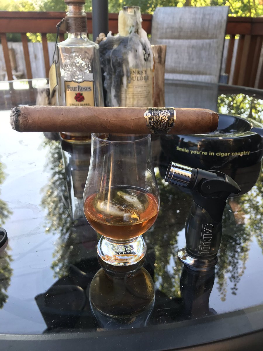 nwcigars's tweet photo. Patio time this evening another nice boutique. Serino Wayfairer 109 6.25 x 50. Tasting notes Oak, Chocolate, coconut, pepper and Carmel.  Pairing it with barrel strength 4 roses at 124 proof. https://t.co/wM6qpk9vZB
