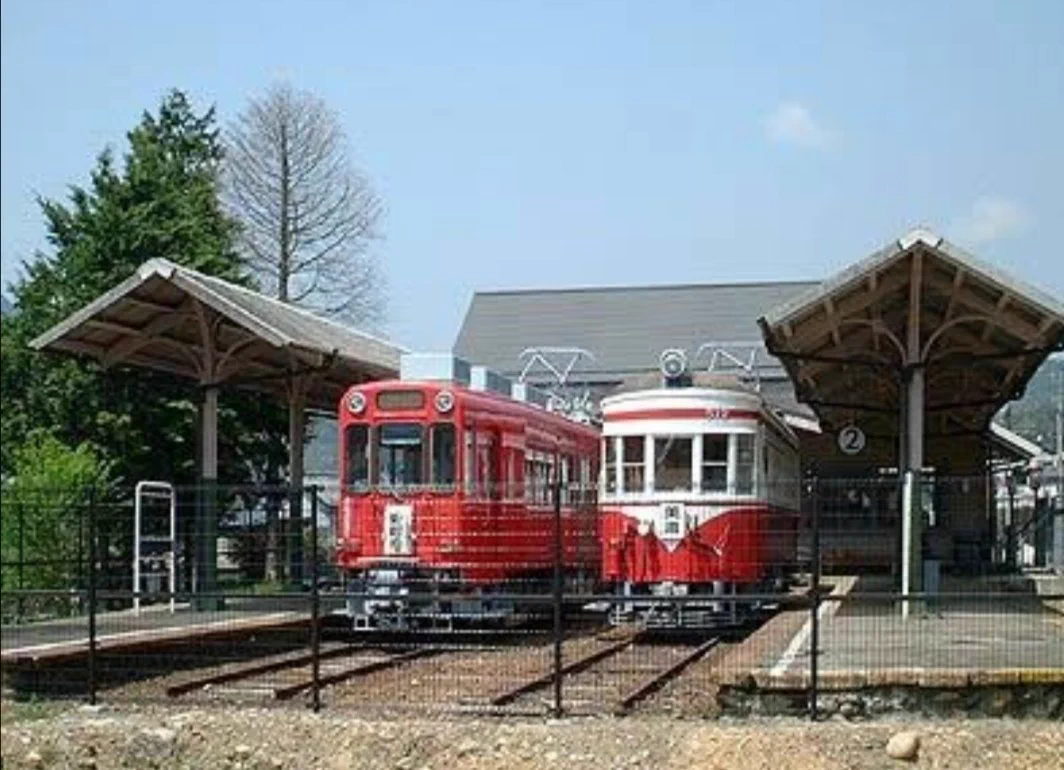 @treewhite81 @junchan0034 廃駅って情緒が有ります。
幼き頃 祖母に手を取られて乗降した 岐阜県 旧名鉄美濃駅。
なぜか涙が出ちゃう!オッサンやけど!!! 