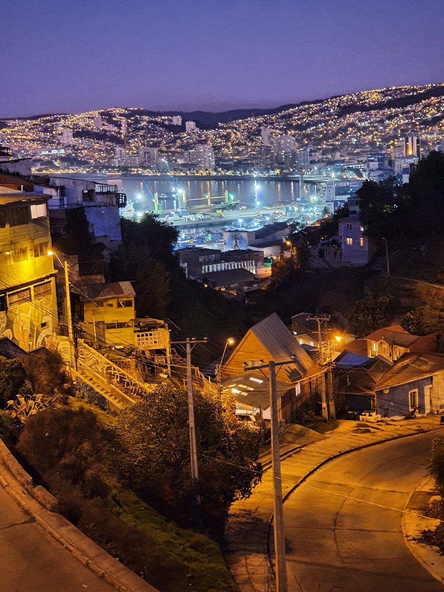 arriagada_claud's tweet photo. Salí con permiso a comprar. Al final de mis tres horas capté esta imagen de Valparaíso. Chile. https://t.co/NTtL8s5CdD