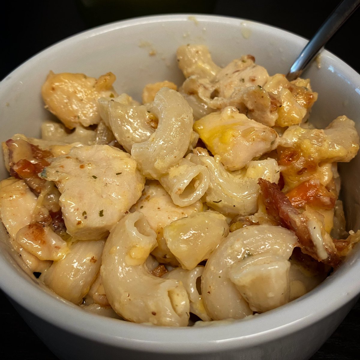 NateJamesMMA's tweet photo. Chicken, bacon, ranch, macaroni and cheese. Something I’ve renamed in our house as “Super-Duper; mac & cheese” ~Mmm! @yummly
#Yummly #feedtheframe https://t.co/gKqSrNhK4l