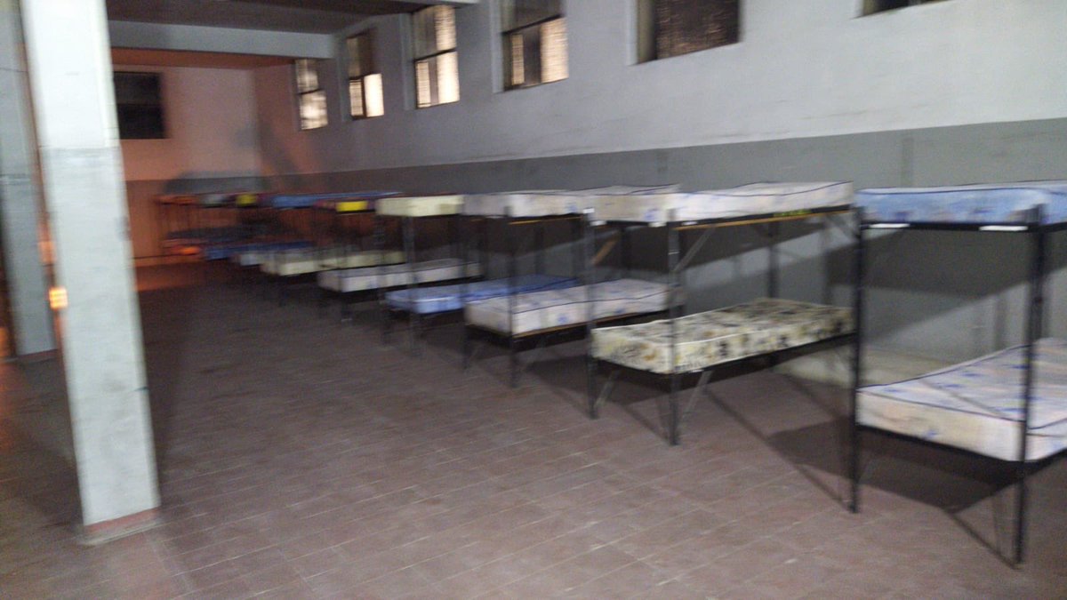 MDN_Uruguay's tweet image. Las instalaciones del cuartel del Ejército en la avenida Instrucciones, está listo para recibir a personas en situación de calle que pueda llevar el Mides. Se les dará abrigo, ducha caliente, asistencia sanitaria y alimentos.