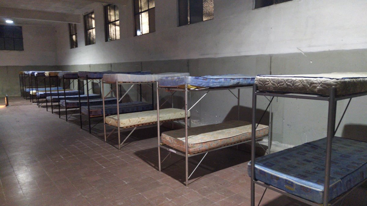 MDN_Uruguay's tweet image. Las instalaciones del cuartel del Ejército en la avenida Instrucciones, está listo para recibir a personas en situación de calle que pueda llevar el Mides. Se les dará abrigo, ducha caliente, asistencia sanitaria y alimentos.