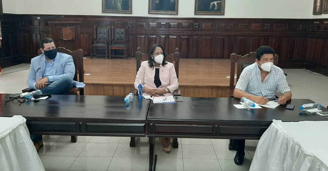 AnaDFiguereo's tweet photo. Atendiendo al llamado de Santiago Solidario, nos reunimos hoy en la Gobernación con líderes de diferentes ámbitos, para compartir impresiones, sobre el aumento del Covid-19, en la provincia, a fin de que en lo adelante, con más acciones, continuemos combatiendo éste virus. https://t.co/i3LbC4QugM