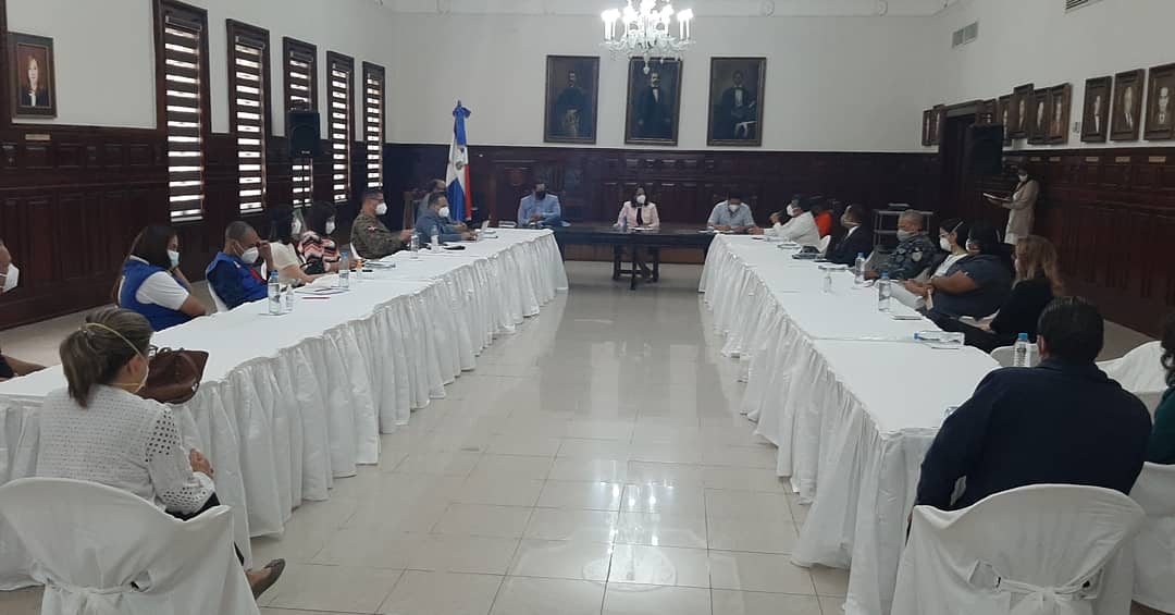 AnaDFiguereo's tweet photo. Atendiendo al llamado de Santiago Solidario, nos reunimos hoy en la Gobernación con líderes de diferentes ámbitos, para compartir impresiones, sobre el aumento del Covid-19, en la provincia, a fin de que en lo adelante, con más acciones, continuemos combatiendo éste virus. https://t.co/i3LbC4QugM