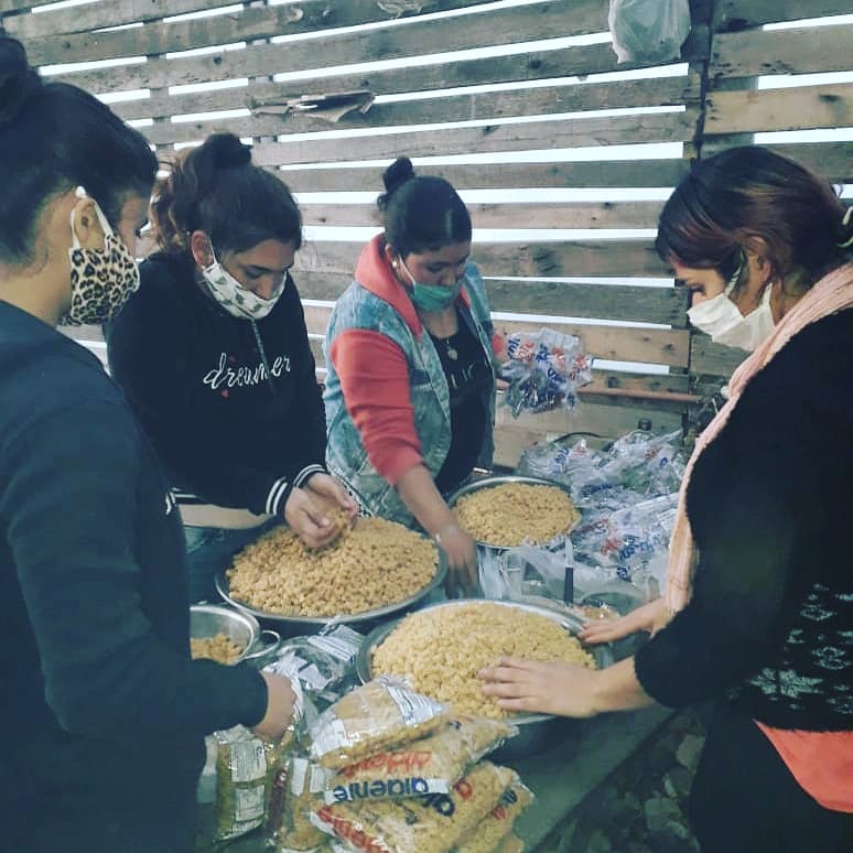SolidariosLP's tweet photo. Hoy organizamos una olla popular en la localidad de Etcheverry ¡Seguir acompañando a cada uno de los que más nos necesita es nuestro objetivo más inmediato! 💪 #AcciónSolidaria https://t.co/an81KjKpSG