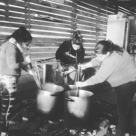 SolidariosLP's tweet photo. Hoy organizamos una olla popular en la localidad de Etcheverry ¡Seguir acompañando a cada uno de los que más nos necesita es nuestro objetivo más inmediato! 💪 #AcciónSolidaria https://t.co/an81KjKpSG