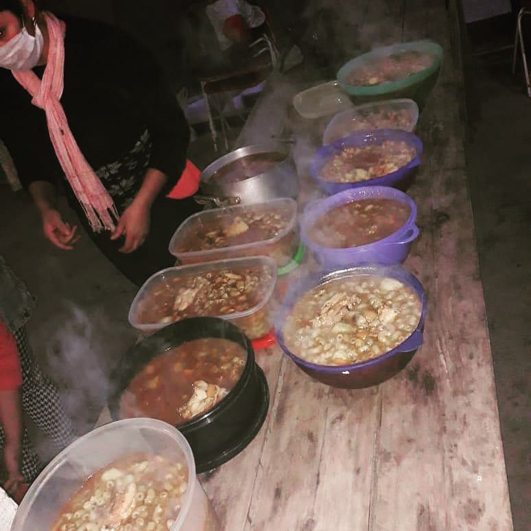 SolidariosLP's tweet photo. Hoy organizamos una olla popular en la localidad de Etcheverry ¡Seguir acompañando a cada uno de los que más nos necesita es nuestro objetivo más inmediato! 💪 #AcciónSolidaria https://t.co/an81KjKpSG