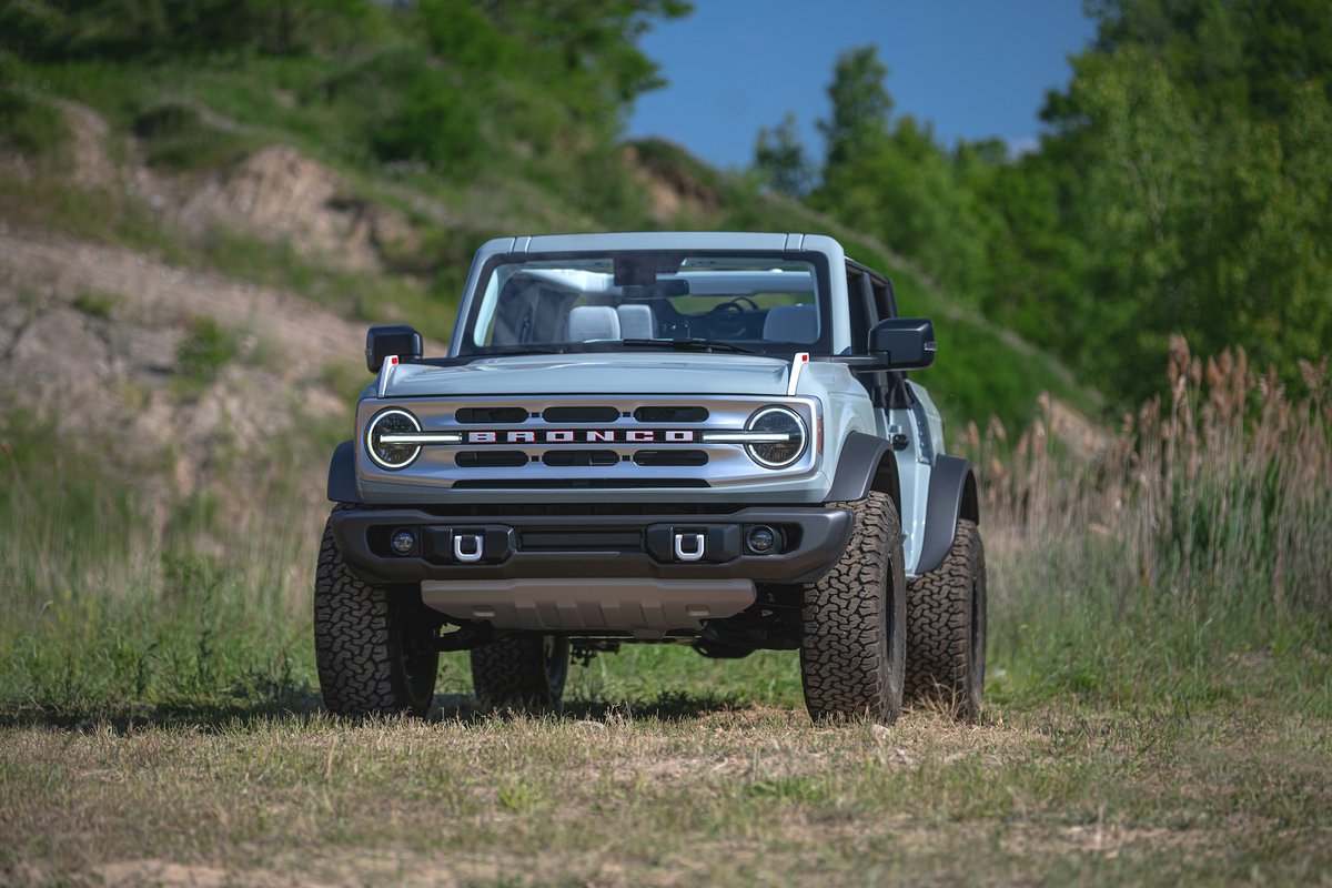 CARandDRIVER's tweet photo. The 2021 @Ford Bronco is here, and it's everything you hoped for! https://t.co/8cZKvd9mWi https://t.co/k32rtHTnfg