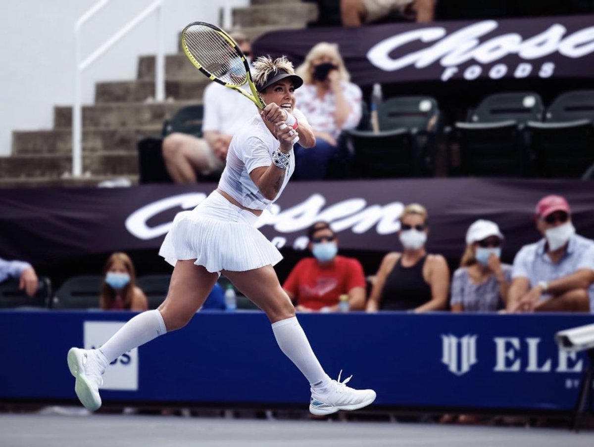 matteksands's tweet image. Not sure how I feel about being dressed in all white... but I am loving being a part of the @ChicagoSmashWTT squad 🎾 @WorldTeamTennis 🌎 #WTT ❤️ #GameSetMattek @The_Greenbrier #TennisUNITEDgreen