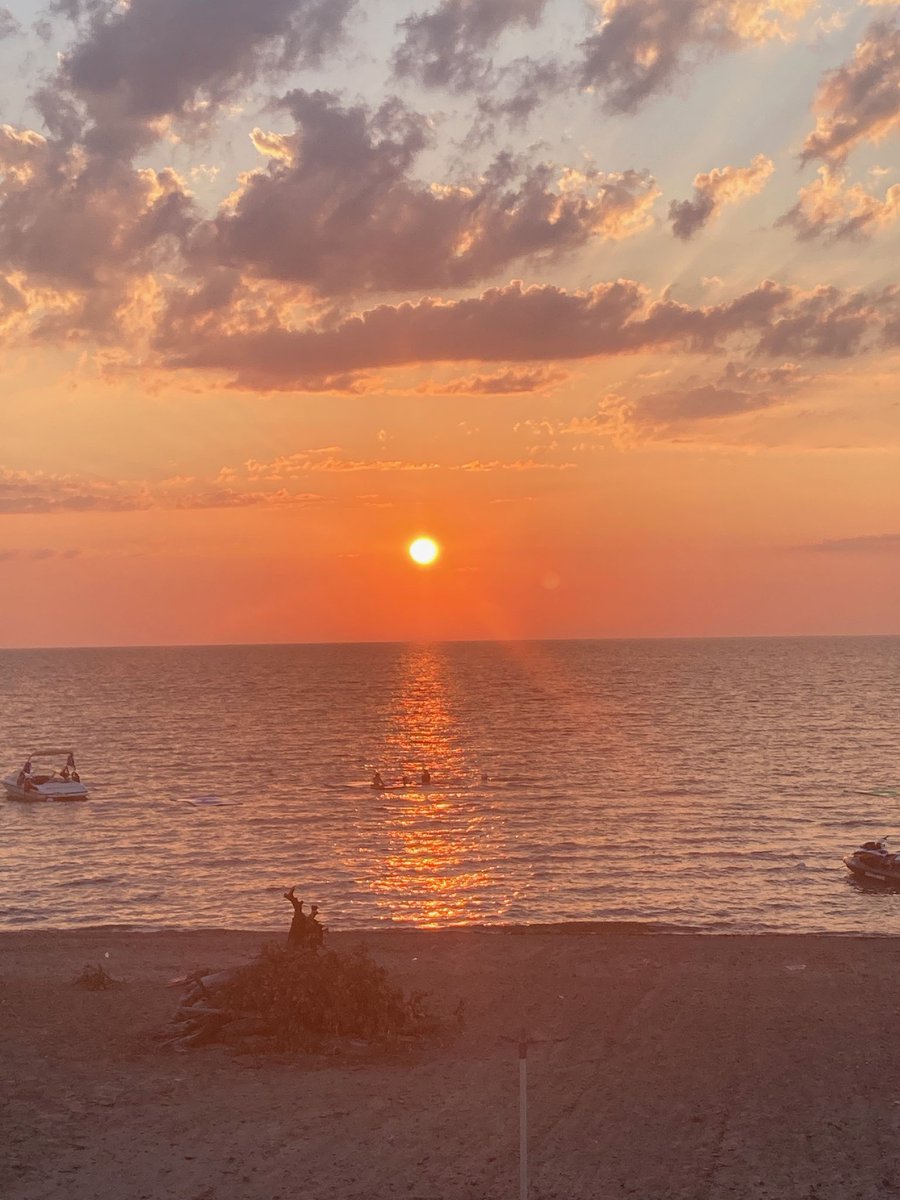 UBUrology's tweet photo. Why Buffalo? Because our sunsets are unlike any other. #GetToKnowBuffalo @UroResidency @Uro_Res @UrologyList @UBuffalo @Jacobs_Med_UB https://t.co/zhbPYJdIiC